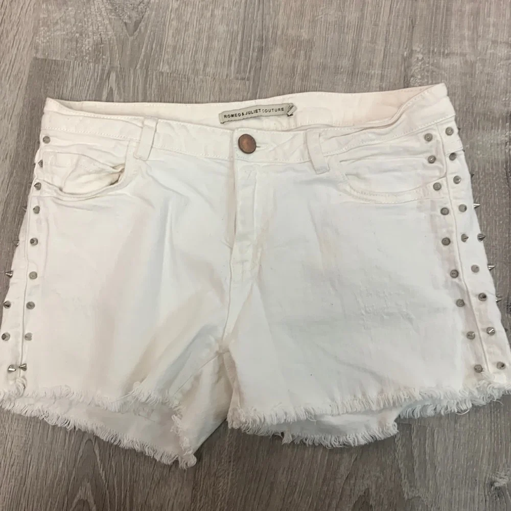 Romeo & Juliet Couture White Studded Distressed Shorts 29